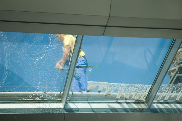 janelas de limpeza do trabalhador
 - Foto, Imagem