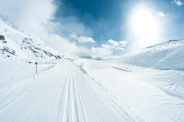 Paysage hivernal avec pistes de ski
 - Photo, image