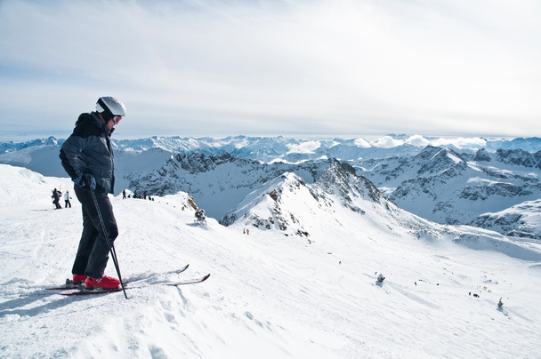 チェック アウト、斜面のスキーヤー - 写真・画像