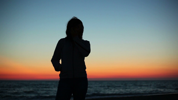 nő keres a naplemente - Felvétel, videó