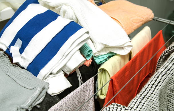Kleidungsstücke am Kleiderbügel aufhängen - Foto, Bild