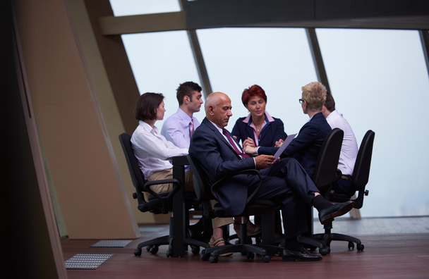 grupo de gente de negocios en la reunión en la oficina brillante moderna
 - Foto, Imagen