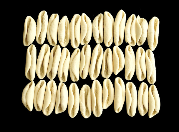 pasta gemaakt met witte bloem - Foto, afbeelding
