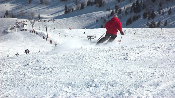 esquiador esquiando fora
 - Foto, Imagem