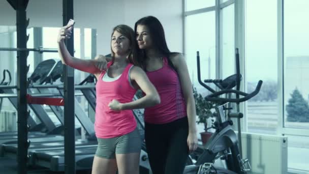 Chicas haciendo selfie en el gimnasio
 - Imágenes, Vídeo