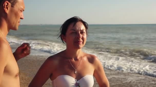 Woman and man standing At The Beach - Filmagem, Vídeo