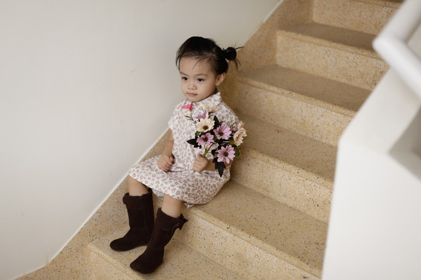 Szép kislány, kezében egy csokor virágot akik colouful gazdaság - Fotó, kép