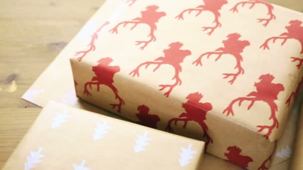 Χριστουγεννιάτικα δώρα τυλιγμένο σε καφέ χαρτί - Πλάνα, βίντεο