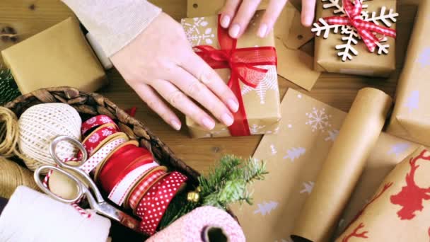 De giften van Kerstmis verpakt in bruin papier - Video