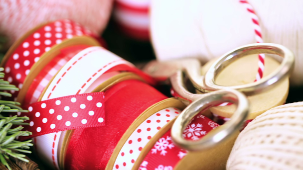 Karácsonyi ajándékok papírba csomagolva barna - Felvétel, videó