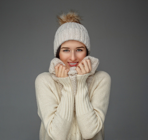  Usmívající se žena v bílém pulover. - Fotografie, Obrázek