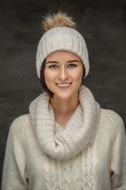  Mujer en suéter blanco y sombrero de invierno
. - Foto, Imagen