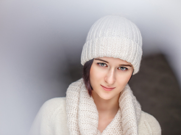  Frau in weißem Pullover und Wintermütze. - Foto, Bild