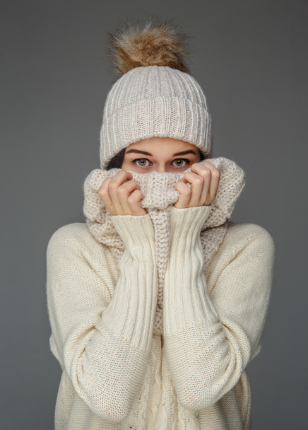  Γυναίκα στο λευκό πουλόβερ και καπέλο του χειμώνα. - Φωτογραφία, εικόνα