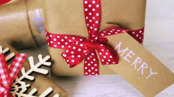 Noel hediyeleri kahverengi kağıt sarılı - Video, Çekim