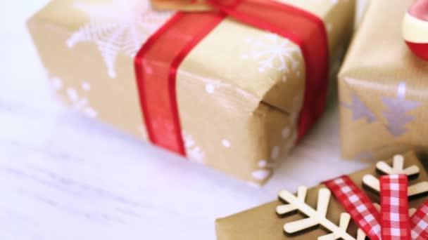 Cadeaux de Noël emballés dans du papier brun
 - Séquence, vidéo