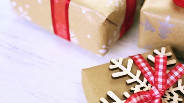 Vánoční dárky zabalený do obyčejného balicího papíru - Záběry, video