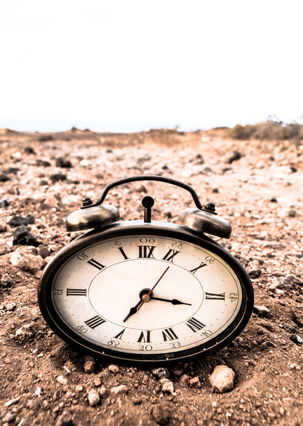 Orologio analogico classico nella sabbia
 - Foto, immagini