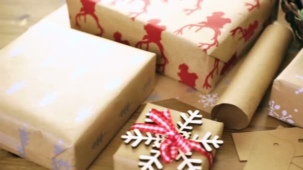 Weihnachtsgeschenke in braunes Papier gewickelt - Filmmaterial, Video