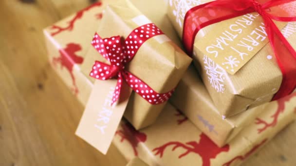 茶色の紙に包まれたクリスマスのギフト - 映像、動画