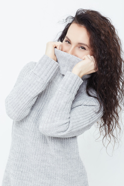 Brunette femelle en hiver pulover
. - Photo, image