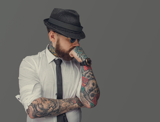 Tetovált karokkal gondolkodó ember.  - Fotó, kép