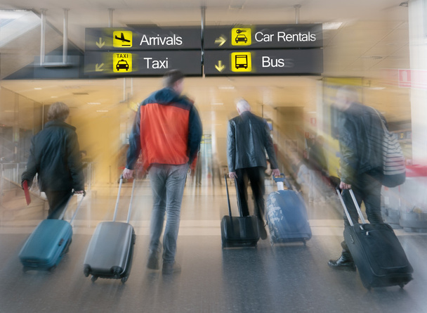 Пассажиры авиакомпании в аэропорту
 - Фото, изображение