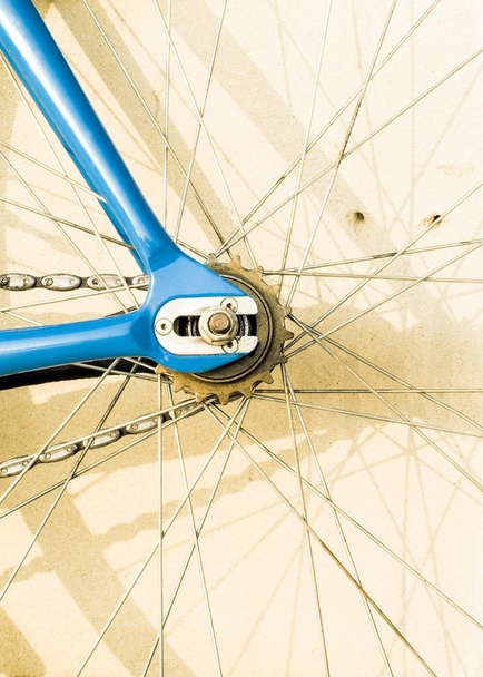 Крупним планом велосипедне колесо і роликовий ланцюг
 - Фото, зображення