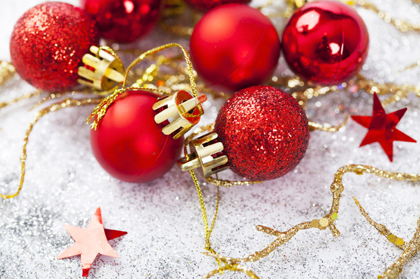 Red Christmas balls on sparkling silver background - Foto, Imagen