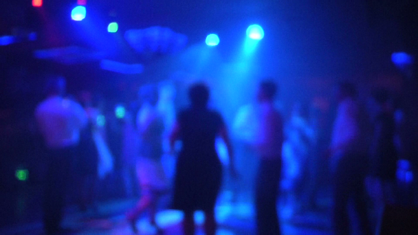 Lidé tančí v klubu - Záběry, video