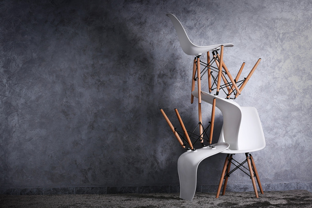 Concezione elegante con sedie bianche su sfondo grigio
 - Foto, immagini