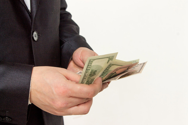 бизнесмен считает деньги на белом фоне
 - Фото, изображение