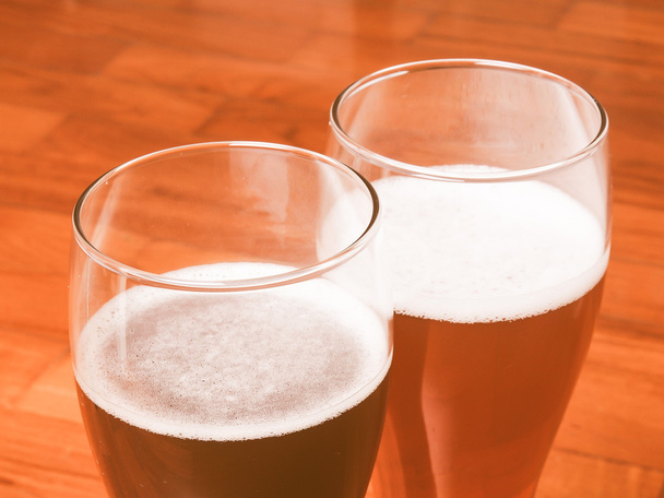 Retro olhando dois copos de cerveja alemã
 - Foto, Imagem