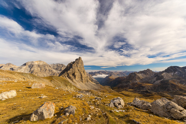 Vysoké nadmořské výšce alpské krajiny a malebných obloha na podzim - Fotografie, Obrázek