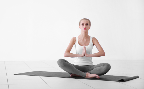 Jeune femme faire de l'exercice de yoga - méditation
 - Photo, image