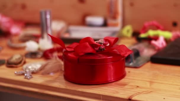 Caja roja hecha a mano Regalo en la mesa
 - Imágenes, Vídeo