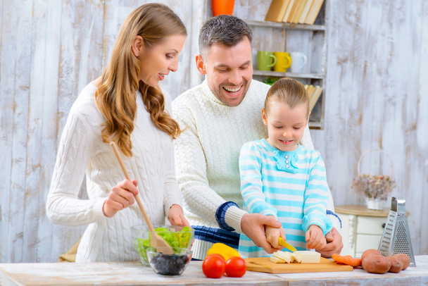Happy family cooking together - Valokuva, kuva