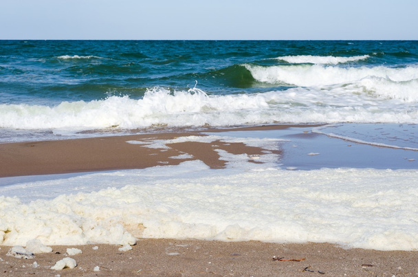 Espuma blanca sobre una superficie de agua de mar
 - Foto, imagen