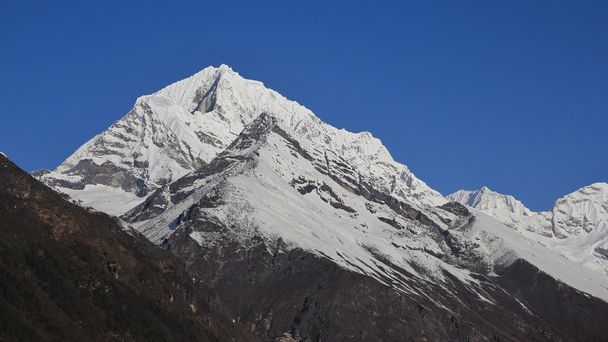 雪をかぶった山々 エベレスト国立公園内 - 写真・画像