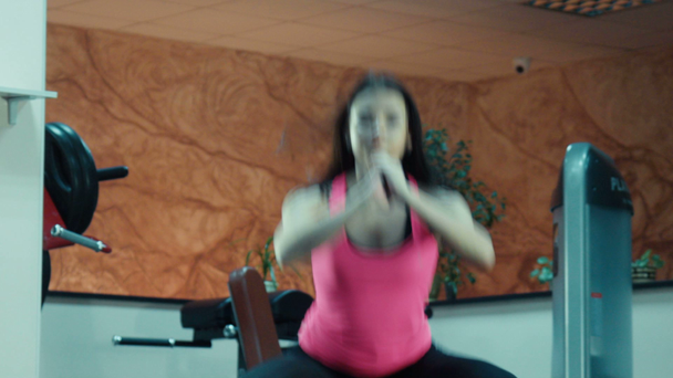 Jong meisje aan het doen squats en springt op fitness stap - Video