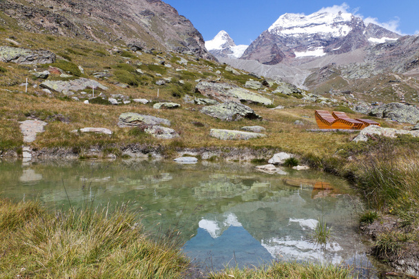 Alpiner Bergsee und Liegen zum Entspannen - Foto, Bild