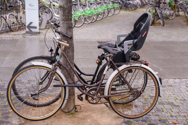 bicicleta com assento de bebê
 - Foto, Imagem