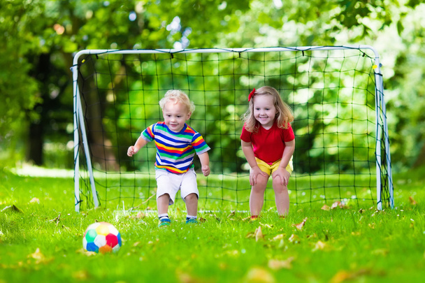 Дети играют в футбол во дворе школы
 - Фото, изображение