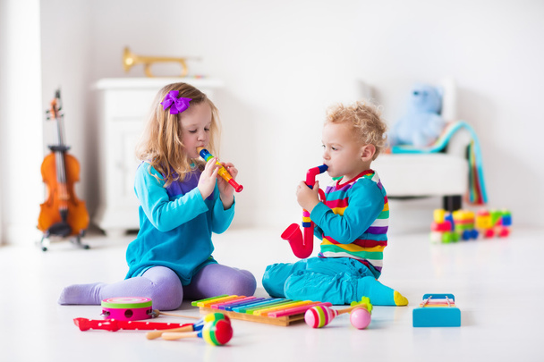 Мальчик и девочка играют на флейте
 - Фото, изображение