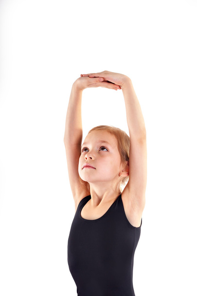 Carino bambina facendo esercizio di ginnastica
 - Foto, immagini