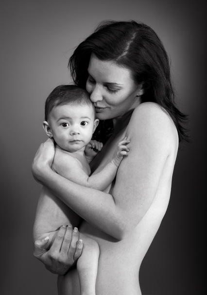 Madre amorevole che tiene in braccio il bambino - ripresa in studio
 - Foto, immagini