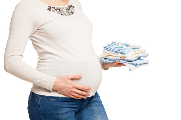 mujer embarazada feliz agujero ropa de niño
 - Foto, imagen