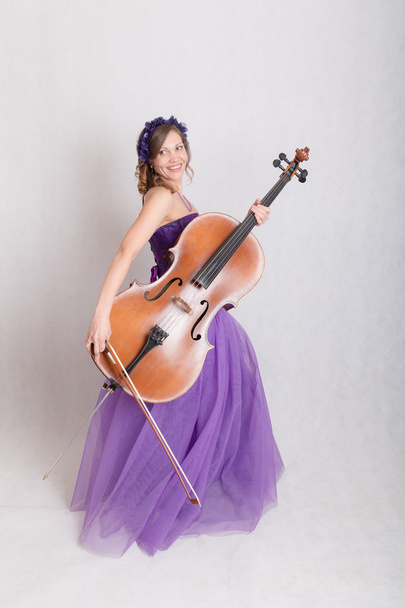 schlankes Mädchen mit Cello - Foto, Bild