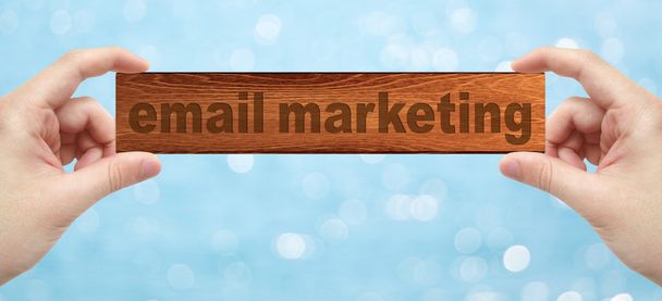 Handen met een hout graveren met word e-mail marketing - Foto, afbeelding