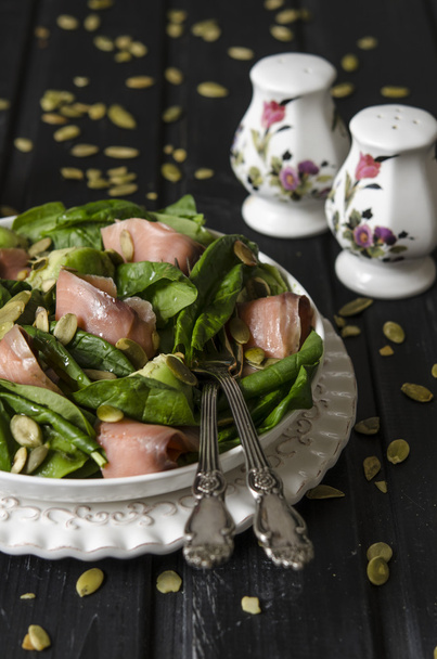 Salát s listovým špenátem, avokádo a dýňová semena solené ryby - Fotografie, Obrázek